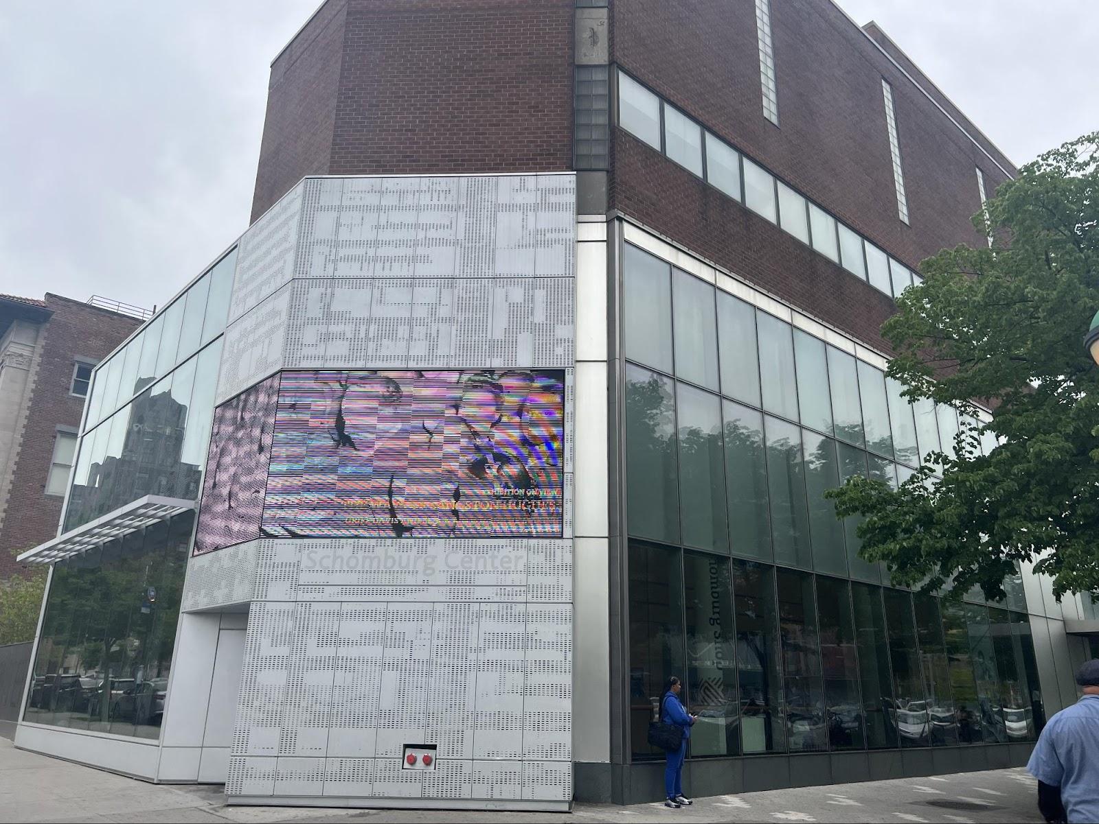A building with glass windows

Description automatically generated