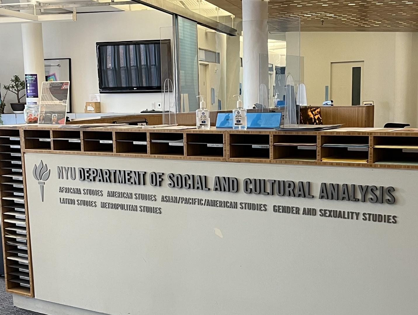 A reception desk in a building

Description automatically generated