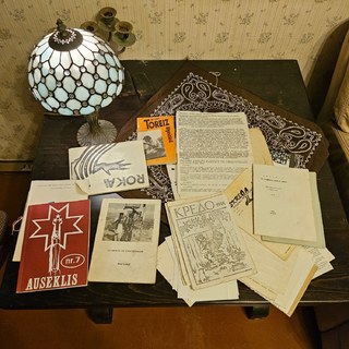 A photograph of a table covered in samizdat publications (from left to right): "Auseklis nr. 7," "Roka (Hand)," "15 dienas ar partizāniem," "Toreiz Afganistānā," "Kredo (1990)."